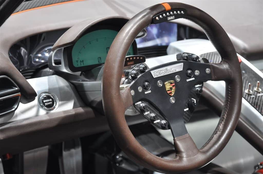 le volant original de la Porsche 918