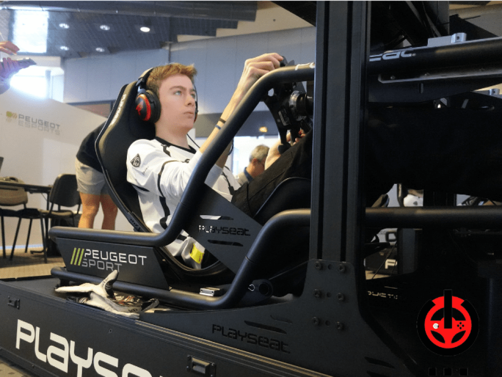 Elliott Vayron sur le simulateur pendant les essais de l'équipe eSports de Peugeot Sport