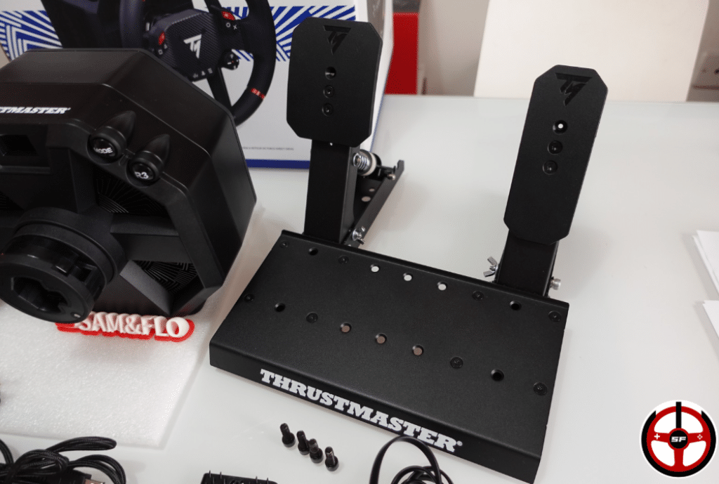 le pédalier Thrustmaster Raceline LTE équipe le bundle T598
